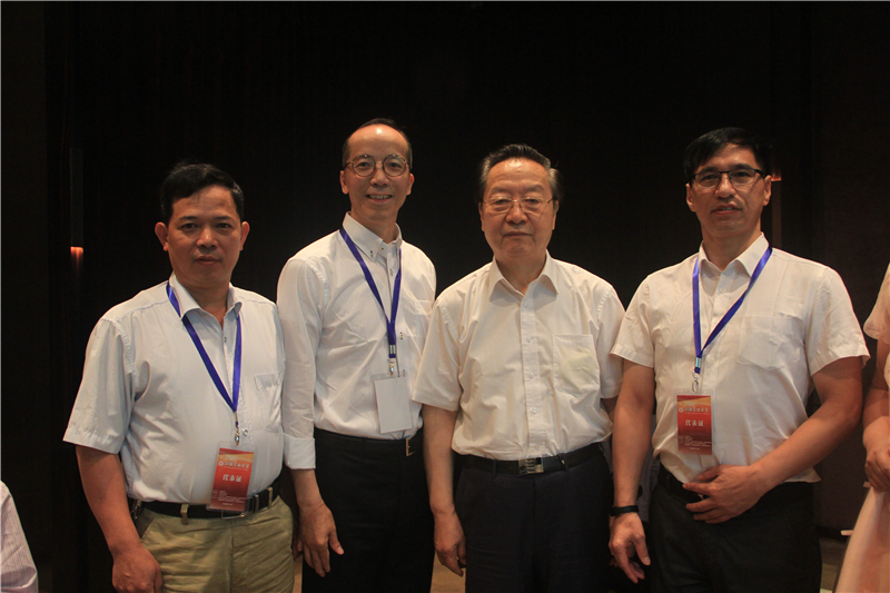 2016年6月，雷建強和其他企業(yè)代表與全國政協(xié)常委、全國政協(xié)經(jīng)濟委員會副主任、工信部首任部長李毅中（右二）合影