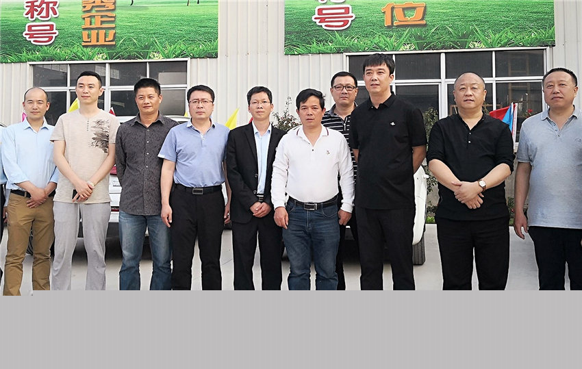 2018年4月，吉林省遼源市龍山區(qū)副區(qū)長鐘亞輝（右三）一行蒞臨我司參觀考察